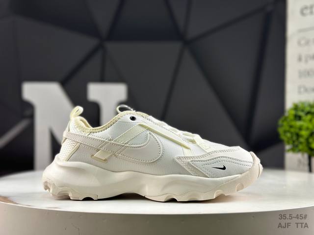 耐克 Nike Tc 7900 新款老爹鞋注入非凡时尚气息 塑就高雅外观 耐穿合成材质搭配柔软丝绒 该鞋款保留了挚爱的加垫鞋口 柔软泡绵缓震配置 和抓附力十足的