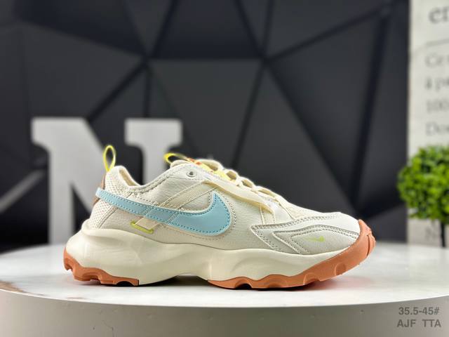 耐克 Nike Tc 7900 新款老爹鞋注入非凡时尚气息 塑就高雅外观 耐穿合成材质搭配柔软丝绒 该鞋款保留了挚爱的加垫鞋口 柔软泡绵缓震配置 和抓附力十足的