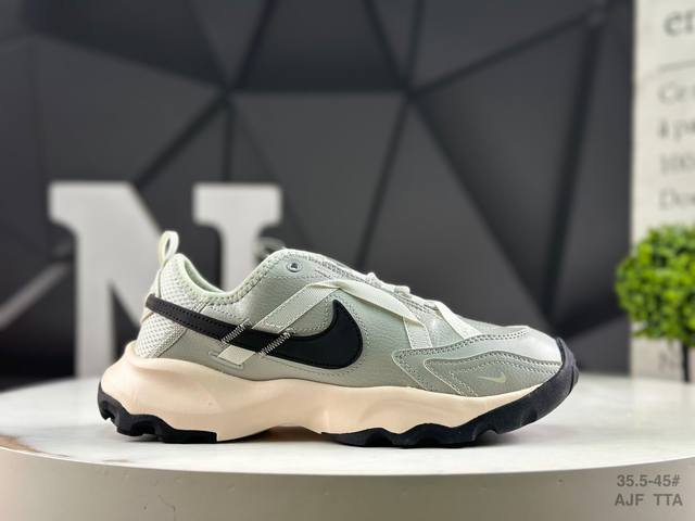 耐克 Nike Tc 7900 新款老爹鞋注入非凡时尚气息 塑就高雅外观 耐穿合成材质搭配柔软丝绒 该鞋款保留了挚爱的加垫鞋口 柔软泡绵缓震配置 和抓附力十足的