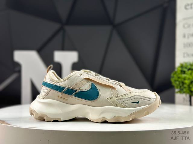 耐克 Nike Tc 7900 新款老爹鞋注入非凡时尚气息 塑就高雅外观 耐穿合成材质搭配柔软丝绒 该鞋款保留了挚爱的加垫鞋口 柔软泡绵缓震配置 和抓附力十足的