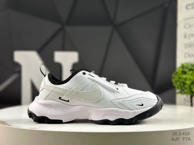 耐克 Nike Tc 7900 新款老爹鞋注入非凡时尚气息 塑就高雅外观 耐穿合成材质搭配柔软丝绒 该鞋款保留了挚爱的加垫鞋口 柔软泡绵缓震配置 和抓附力十足的