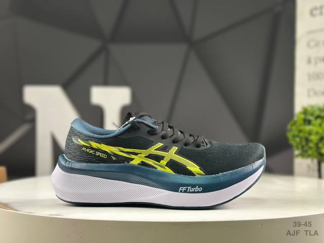 Asics 亚瑟士Magic Speed 4稳定跑鞋鞋面采用双层提花网面设计，提高包裹性和透气性，后跟搭载稳定系统科技T-Gel提升整体支撑力和结构感，减少对身