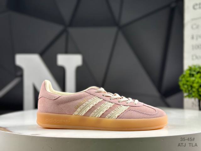 阿迪达斯 Adidas Originals Gazelle Indoor Wonder 粉色 此款鞋延续了橡胶外底和经典款式的传统。优质绒面革鞋面和标志性的3条