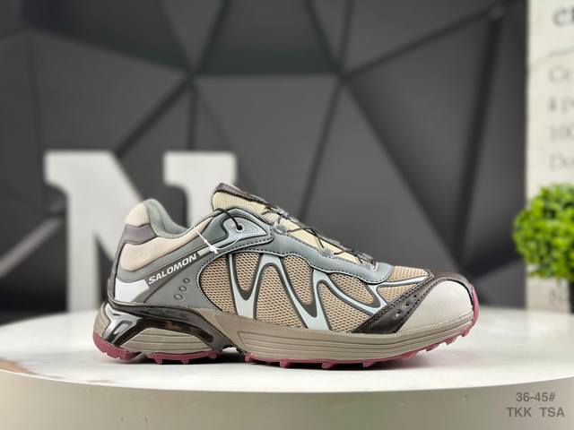 萨洛蒙 Salomon Xt-Whisper Sandy Liang 探索者系列 潮流越野机能户外休闲运动跑步鞋 采用透气网布与防护皮革组合鞋面材质 牛角扣系带