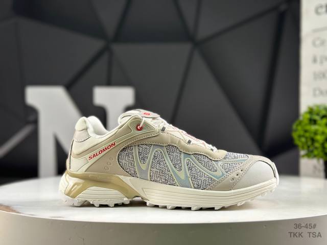 萨洛蒙 Salomon Xt-Whisper Sandy Liang 探索者系列 潮流越野机能户外休闲运动跑步鞋 采用透气网布与防护皮革组合鞋面材质 牛角扣系带