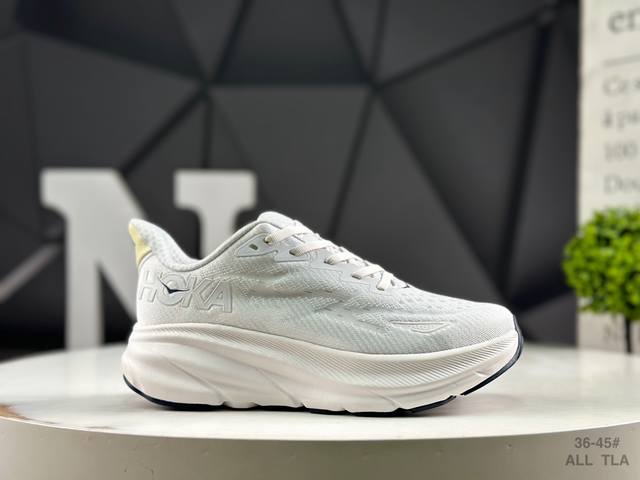 Hoka M Clifton 9 全新配色 网面透气 公路运动鞋 新款采用超厚中底的设计 让它跑在了其他厂商的前面 推出的跑鞋以缓震和轻量的优势 得到众多跑者的