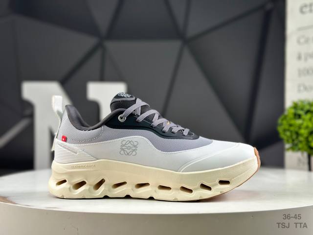 On 昂跑 Loewe 轻量运动休闲鞋！脚感很舒服，鞋底柔软且包裹性好，上脚显腿长，不用系鞋带很方便～ 不管休闲还是运动都很百搭。 尺码：如图所示 Tsj Tt