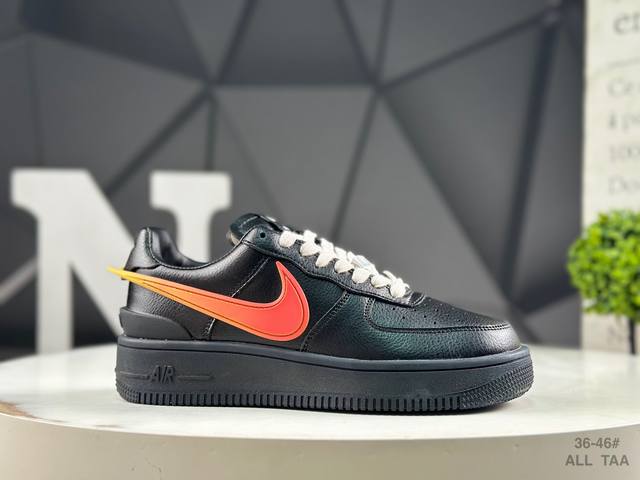 耐克 Ambush X Nk Air Force 7 Low ”Phantom“ 联名款 空军一号低帮休闲板鞋 #鞋款鞋身以及内衬均采用了纯色皮革打造，标志性的