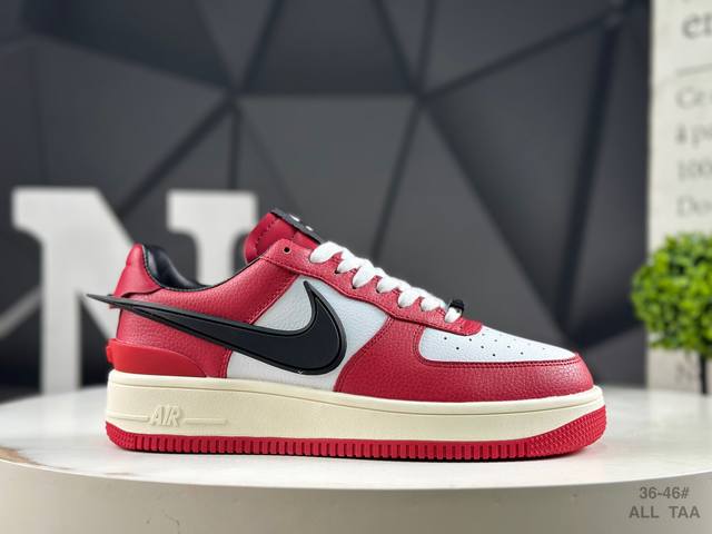 耐克 Ambush X Nk Air Force 7 Low ”Phantom“ 联名款 空军一号低帮休闲板鞋 #鞋款鞋身以及内衬均采用了纯色皮革打造，标志性的