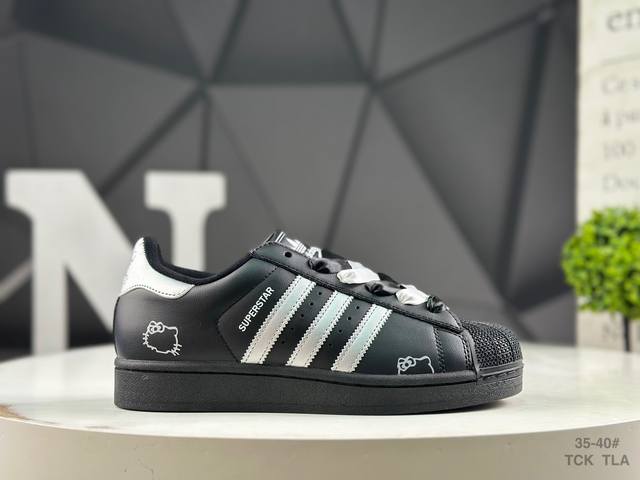 阿迪达斯 Adidas Superstar 三叶草经典贝壳头系列 新款休闲板鞋潮流男女士运动鞋 。鞋面柔软皮革材质 标志性的贝壳鞋头，锯齿三条纹，简约的线条。就