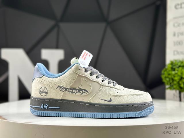 耐克 Nike Air Force 1“07空军一号低帮百搭休闲运动板鞋。柔软、弹性十足的缓震性能和出色的中底设计，横跨复古与现代的外型结合，造就出风靡全球三十