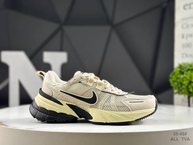 耐克 Nike V2K Runtekk 减震防滑复古低帮跑步鞋材质上使用大面积网眼 皮革 Tpu 组成 支撑和透气性肯定不错 中底处由 Cushlon 泡绵打造
