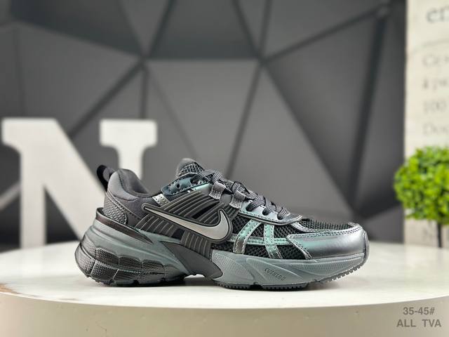 耐克 Nike V2K Runtekk 减震防滑复古低帮跑步鞋材质上使用大面积网眼 皮革 Tpu 组成 支撑和透气性肯定不错 中底处由 Cushlon 泡绵打造