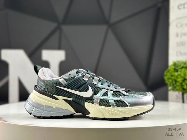耐克 Nike V2K Runtekk 减震防滑复古低帮跑步鞋材质上使用大面积网眼 皮革 Tpu 组成 支撑和透气性肯定不错 中底处由 Cushlon 泡绵打造