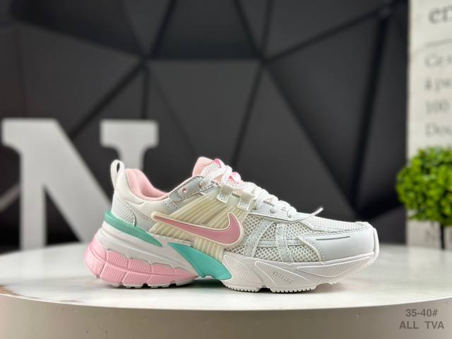 耐克 Nike V2K Runtekk 减震防滑复古低帮跑步鞋材质上使用大面积网眼 皮革 Tpu 组成 支撑和透气性肯定不错 中底处由 Cushlon 泡绵打造