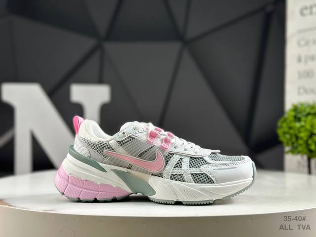 耐克 Nike V2K Runtekk 减震防滑复古低帮跑步鞋材质上使用大面积网眼 皮革 Tpu 组成 支撑和透气性肯定不错 中底处由 Cushlon 泡绵打造