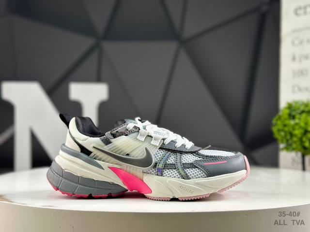 耐克 Nike V2K Runtekk 减震防滑复古低帮跑步鞋材质上使用大面积网眼 皮革 Tpu 组成 支撑和透气性肯定不错 中底处由 Cushlon 泡绵打造
