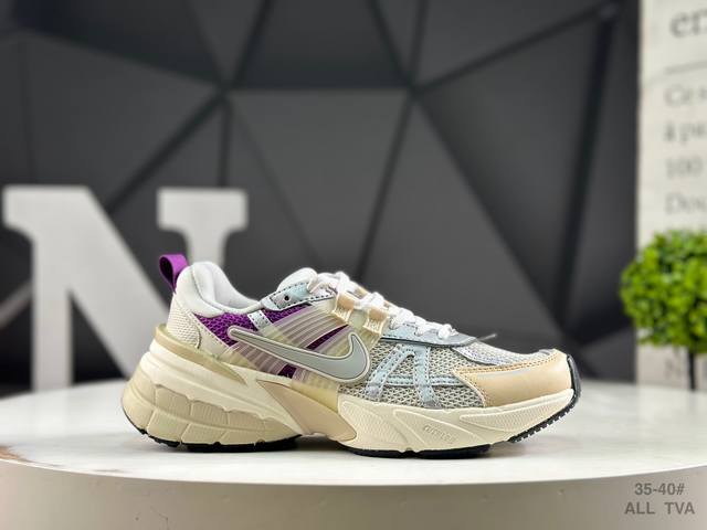 耐克 Nike V2K Runtekk 减震防滑复古低帮跑步鞋材质上使用大面积网眼 皮革 Tpu 组成 支撑和透气性肯定不错 中底处由 Cushlon 泡绵打造