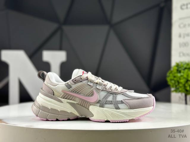耐克 Nike V2K Runtekk 减震防滑复古低帮跑步鞋材质上使用大面积网眼 皮革 Tpu 组成 支撑和透气性肯定不错 中底处由 Cushlon 泡绵打造