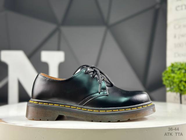 Dr.Martens 马汀博士 原厂数据纸版开发版型，采用粒面二层皮革鞋面，鞋底不用胶水鞋底鞋面缝合牢固不开胶，原厂Pvc高密度牛筋大底 牢固抓地，防滑耐磨跟高