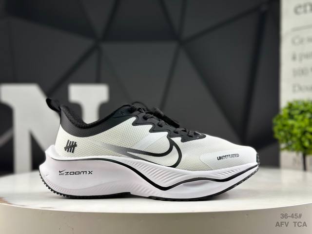 耐克 Nike Zoom Plus 全新跑鞋 采用密度更高的材料 而且去除了前一代中操作的支撑 撑条设计 兼顾迅疾外观和稳固脚感 后跟覆面和中足动态支撑巧妙融合