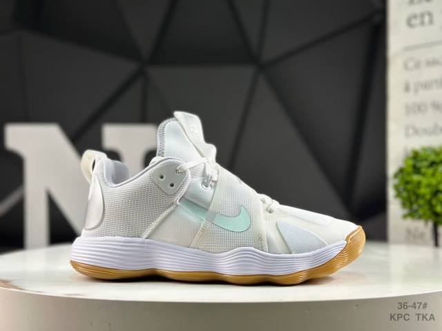 耐克 Nike React Hyperset 此款耐克React Hyperset可为您在室内球场上打篮球，排球，羽毛球和其他运动提供出色的牵引力。耐用的鞋底可