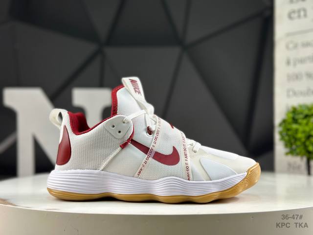 耐克 Nike React Hyperset 此款耐克React Hyperset可为您在室内球场上打篮球，排球，羽毛球和其他运动提供出色的牵引力。耐用的鞋底可