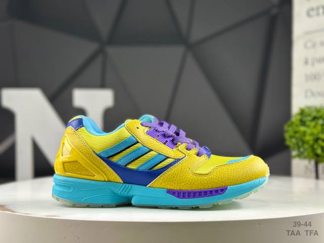 阿迪达斯 Adidas Zx8000 缓震运动鞋轻便透气休闲鞋 自 0年代中期问世以来，Zx 8000受到了众多收藏家的追捧。现在，你也有机会感受它的魅力。穿上
