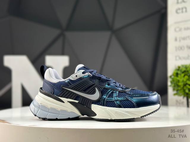 耐克 Nk V2K Run 减震防滑复古低帮跑步鞋 鞋款被命名为 Runtekk 设计上借鉴了 2000 年的跑鞋风格 简练又有复古运动气质 材质上使用大面积网