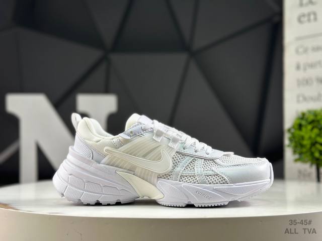 耐克 Nk V2K Run 减震防滑复古低帮跑步鞋 鞋款被命名为 Runtekk 设计上借鉴了 2000 年的跑鞋风格 简练又有复古运动气质 材质上使用大面积网