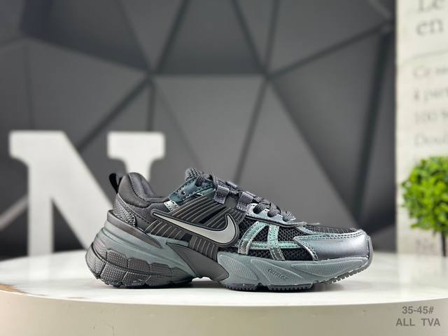 耐克 Nk V2K Run 减震防滑复古低帮跑步鞋 鞋款被命名为 Runtekk 设计上借鉴了 2000 年的跑鞋风格 简练又有复古运动气质 材质上使用大面积网