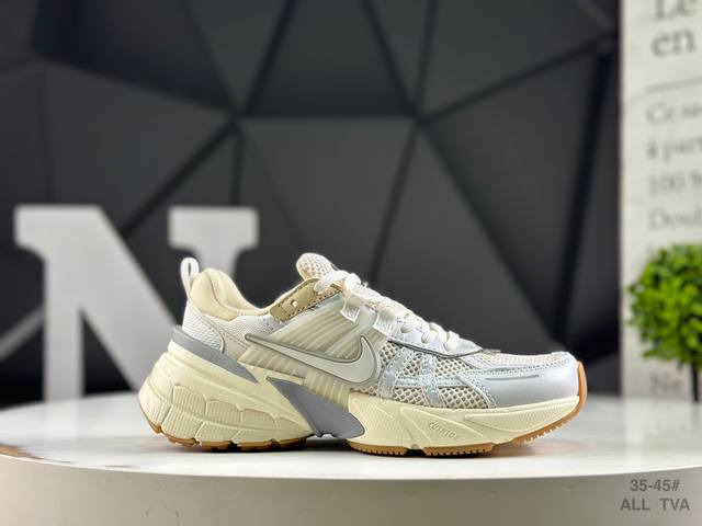 耐克 Nk V2K Run 减震防滑复古低帮跑步鞋 鞋款被命名为 Runtekk 设计上借鉴了 2000 年的跑鞋风格 简练又有复古运动气质 材质上使用大面积网