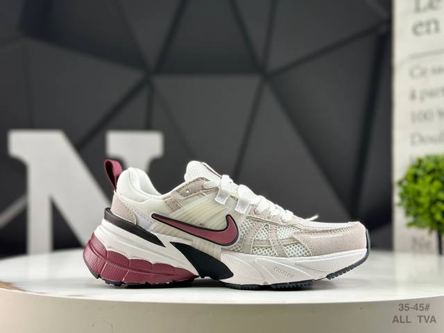 耐克 Nk V2K Run 减震防滑复古低帮跑步鞋 鞋款被命名为 Runtekk 设计上借鉴了 2000 年的跑鞋风格 简练又有复古运动气质 材质上使用大面积网