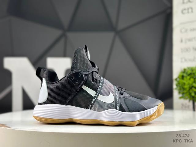 耐克 Nike React Hyperset 此款耐克React Hyperset可为您在室内球场上打篮球，排球，羽毛球和其他运动提供出色的牵引力。耐用的鞋底可