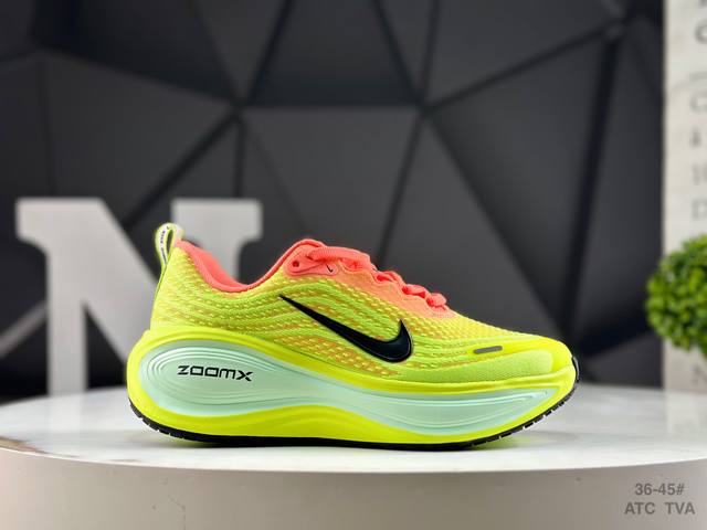 耐克 Nike Vomero Plus 耐克 舒适减震防滑 低帮跑步鞋 全掌Reactx泡绵中底 前掌和后跟还配备了Air Zoom气垫单元 据说跑起来更快更舒
