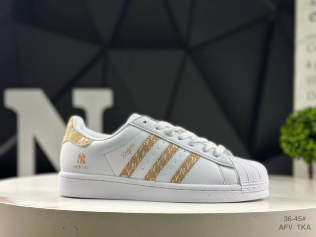 阿迪达斯 Adidas Superstar 2025年新款鞋子 蛇年新款经典贝壳头系列 新款休闲板鞋潮流男女士运动鞋 。鞋面柔软皮革拼接材质 标志性的贝壳鞋头，