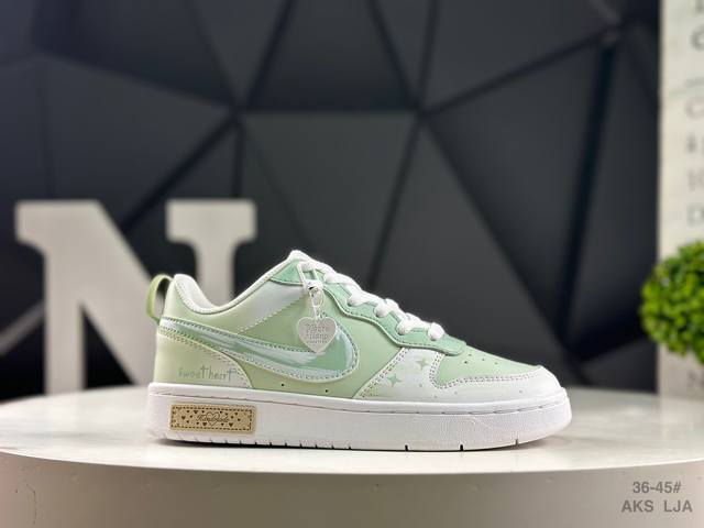 耐克 Nike 运动鞋 Court Borough Low 小空军低帮板鞋。1.其皮革材质的鞋面结合网眼鞋舌，在出众外观与质感的同时提供稳固支撑，并且提升透气性