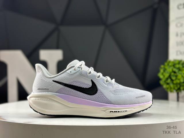 Nike 耐克 原楦原纸版数据开发，采用全新热熔工艺组合双层超轻透气网织布鞋面材质，内里嵌入定型海绵，全掌型 Reactx 泡绵中底，外置防滑耐磨橡胶底片颠覆式