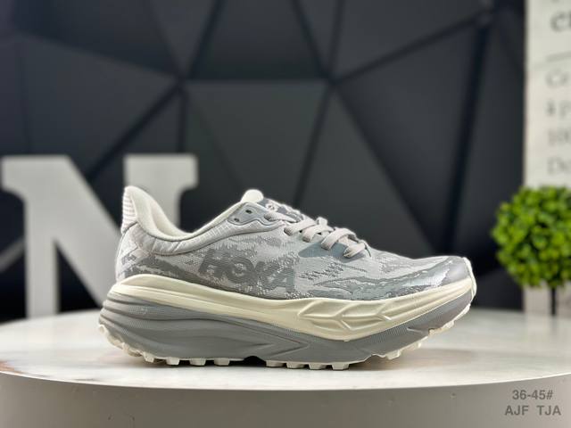 Hoka M Stinson 7 全新配色 一脚蹬系列，这个品牌来自于新西兰的毛利语，Hoka表示大地，One One表示飞越，连起来就是飞越地平线Hoka在超