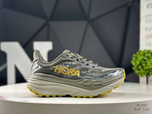 Hoka M Stinson 7 全新配色 一脚蹬系列，这个品牌来自于新西兰的毛利语，Hoka表示大地，One One表示飞越，连起来就是飞越地平线Hoka在超