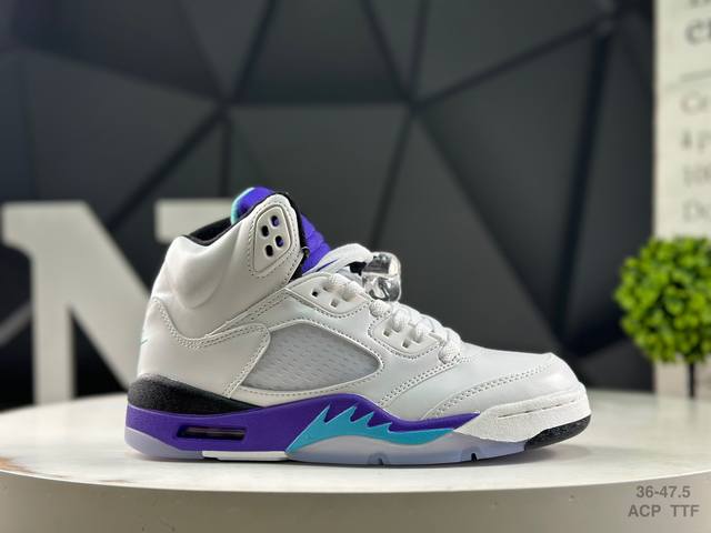 耐克 Air Jordan 5 Retro Black Metallic Reimagined 高帮 2025复刻 系列 整体设计还原元年的风格，采用黑色麂皮覆