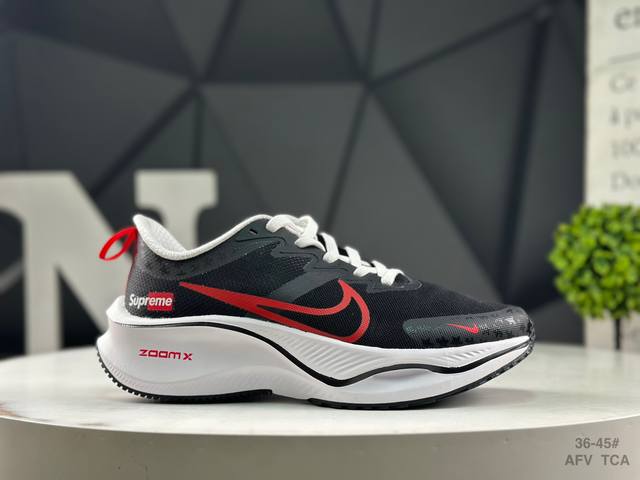 耐克 Nike Zoom Plus 全新跑鞋 采用密度更高的材料 而且去除了前一代中操作的支撑 撑条设计 兼顾迅疾外观和稳固脚感 后跟覆面和中足动态支撑巧妙融合