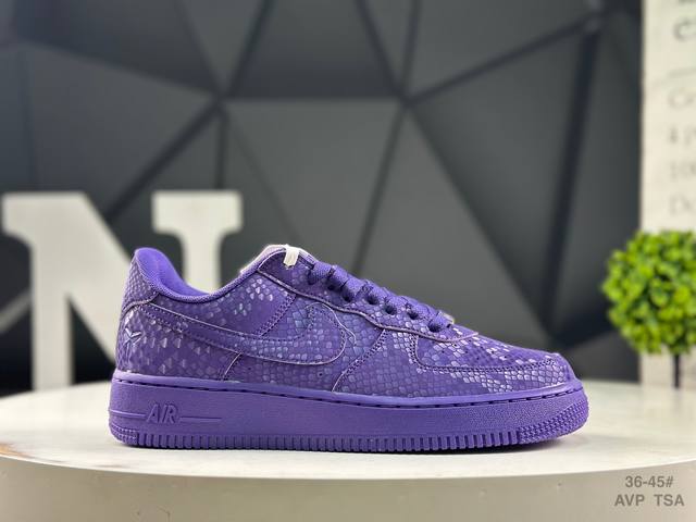 耐克 Nike Air Force 1“07空军一号低帮百搭休闲运动板鞋。柔软、弹性十足的缓震性能和出色的中底设计，横跨复古与现代的外型结合，造就出风靡全球三十