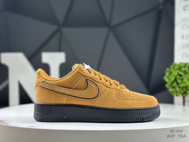 耐克 Nike Air Force 1“07空军一号低帮百搭休闲运动板鞋。柔软、弹性十足的缓震性能和出色的中底设计，横跨复古与现代的外型结合，造就出风靡全球三十