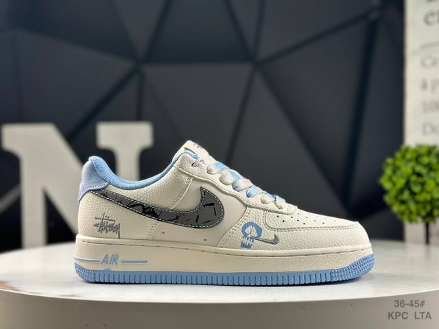 耐克 Nike Air Force 1“07空军一号低帮百搭休闲运动板鞋。柔软、弹性十足的缓震性能和出色的中底设计，横跨复古与现代的外型结合，造就出风靡全球三十