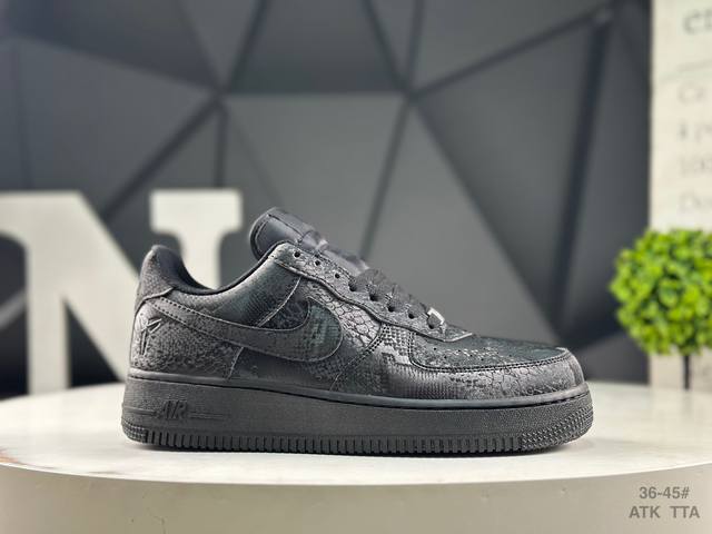 耐克 Nike Air Force 7空军一号低帮百搭休闲运动板鞋。柔软、弹性十足的缓震性能和出色的中底设计，横跨复古与现代的外型结合，造就出风靡全球三十多年的