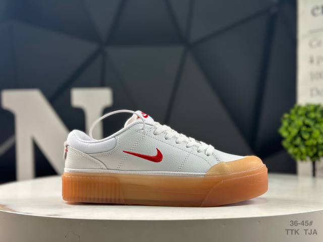 Nike 耐克 Court Legacy Lift 运动鞋 运动厚底小白鞋 复古休闲鞋，上部和合成的 Strati 重叠,增加纹理、深度和透气性。 刺绣细节与动