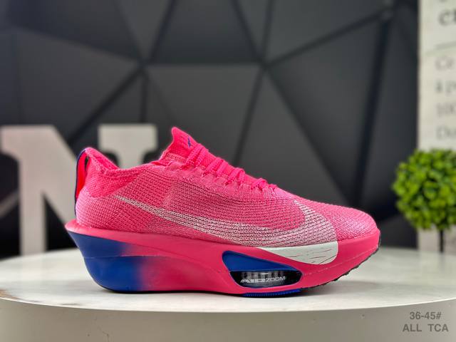 公司级带半码 耐克 Nike Air Zoom Alphafly Next% 2 整体采用前作的设计语言，并且对后者的细节进行升级，马拉松和长距离路跑的性能极限