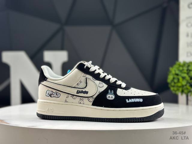 海外爆款限量发售！高端定制 耐克 Nike Air Force 1 '07 Low “Labubu联名--- 奶白黑” 拉布布印花 按钮挂件 高端定制 低帮休闲