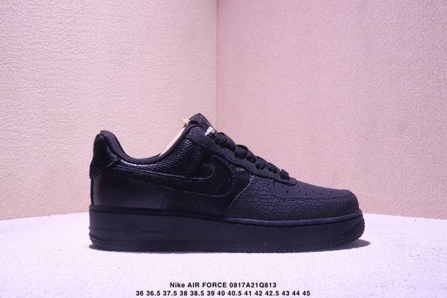 公司级耐克Nike Air Force 7空军一号低帮百搭休闲运动板鞋。柔软、弹性十足的缓震性能和出色的中底设计，横跨复古与现代的外型结合，造就出风靡全球三十多